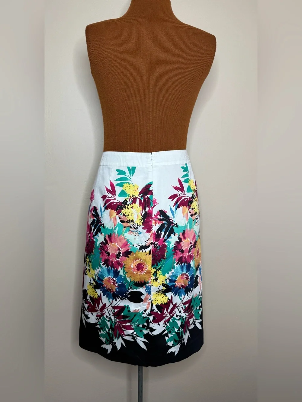 NWT Van Heusen Multicolor Floral Border Midi Skirt Size 14 MSRP $64
